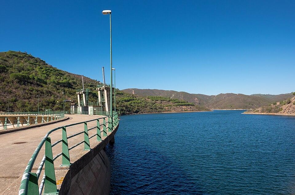 Barragem do Funcho en Silves, Algarve, Portugal - tranquilo lago rodeado de colinas y cielo azul, ideal para practicar paddleboarding.