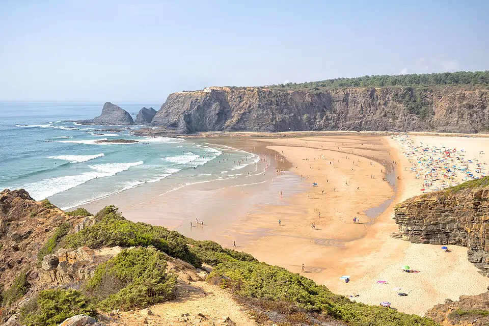 Odeceixe-stranden med flodmynning, en vidsträckt sandvik och mjuka vågor - en vacker surfplats i Algarve och Alentejo.