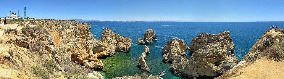 Paddleboarding y excursiones en barco en Ponta da Piedade, Lagos, Algarve - acantilados dorados, arcos y agua turquesa.