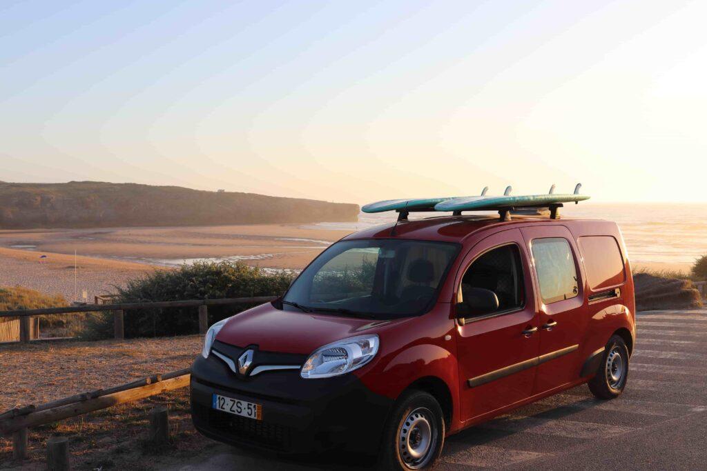 Surfing i Portugal med Ocean Camper van parkeret ved stranden ved solnedgang