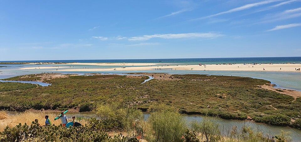 Sandbank vid lågvatten på stranden Cacela Velha i lagunen Ria Formosa, östra Algarve, Portugal