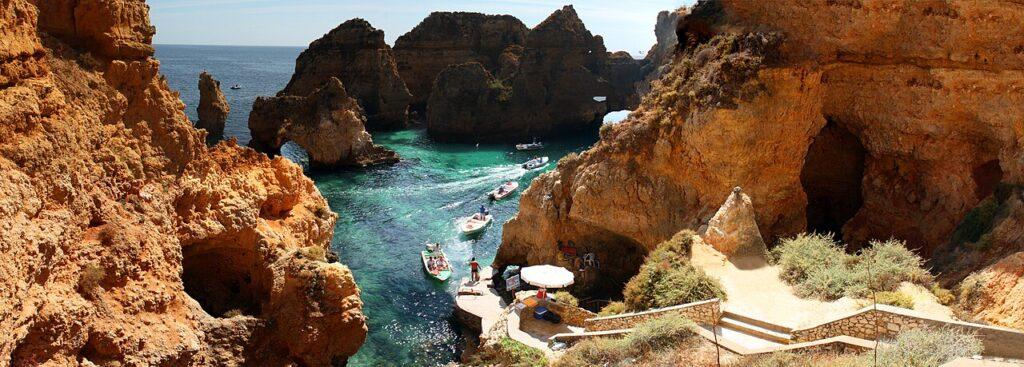 Ponta da Piedade klippor och båtar på turkost vatten i Lagos, Algarve, Portugal