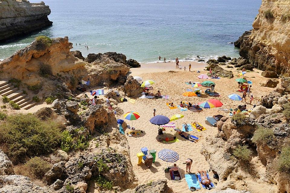 Praia da Albandeira strand med kalkstensklippor och turkost vatten nära Lagoa, Algarve, Portugal