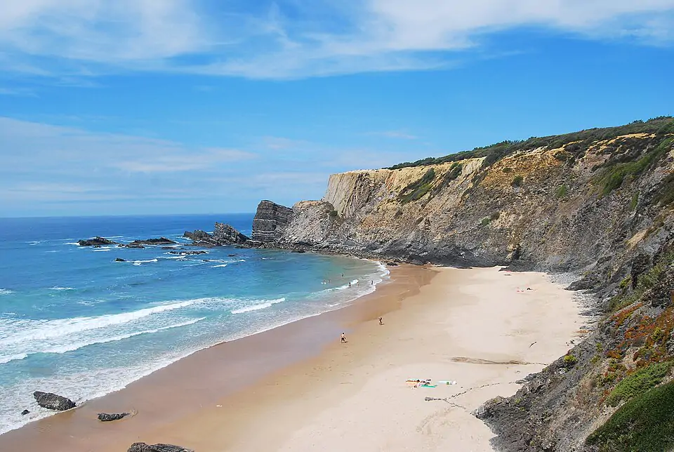 Von Klippen umgebener Strand Praia da Amália bei Zambujeira do Mar, Alentejo-Küste, Portugal