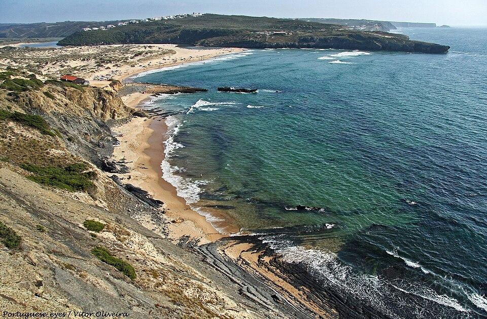 Praia da Amoreira strand med flodlagun och vågor nära Aljezur, Costa Vicentina, Algarve, Portugal