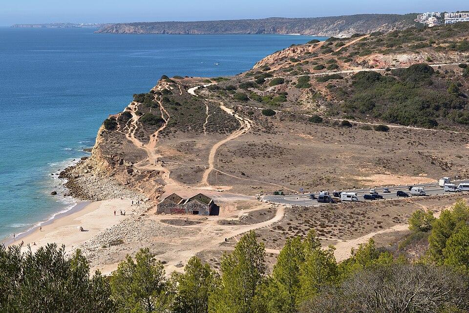 Praia da Boca do Rio strand och klippor nära Budens, västra Algarve, Portugal