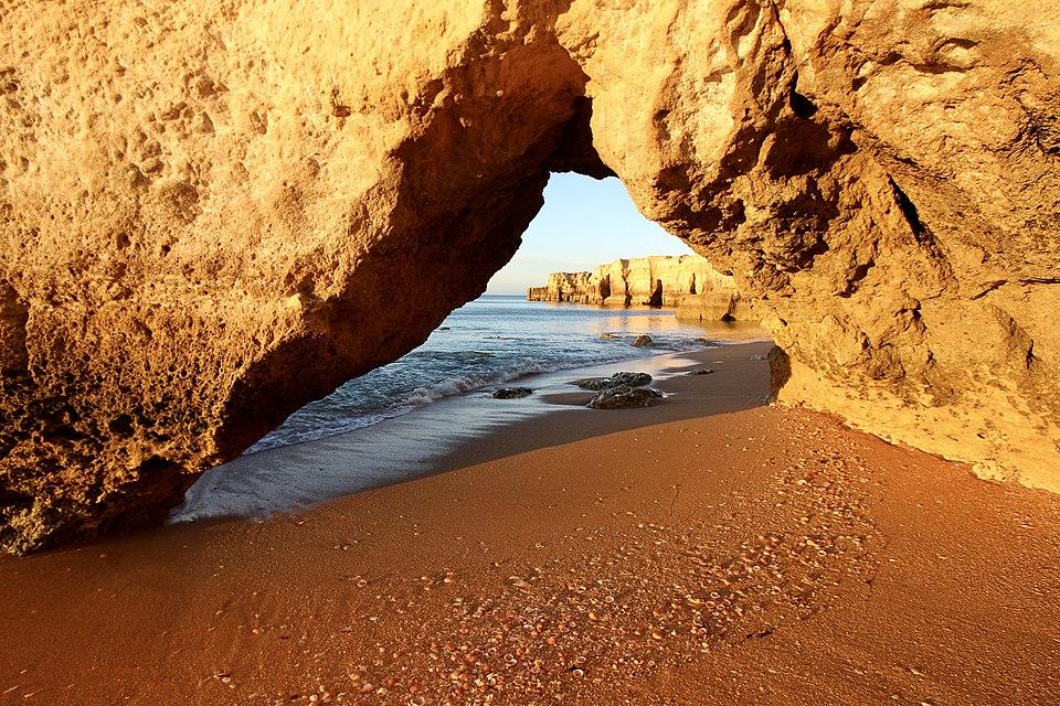 Gyllene klippvalv och sandig vik vid Praia da Coelha Beach nära Albufeira, Algarve, Portugal