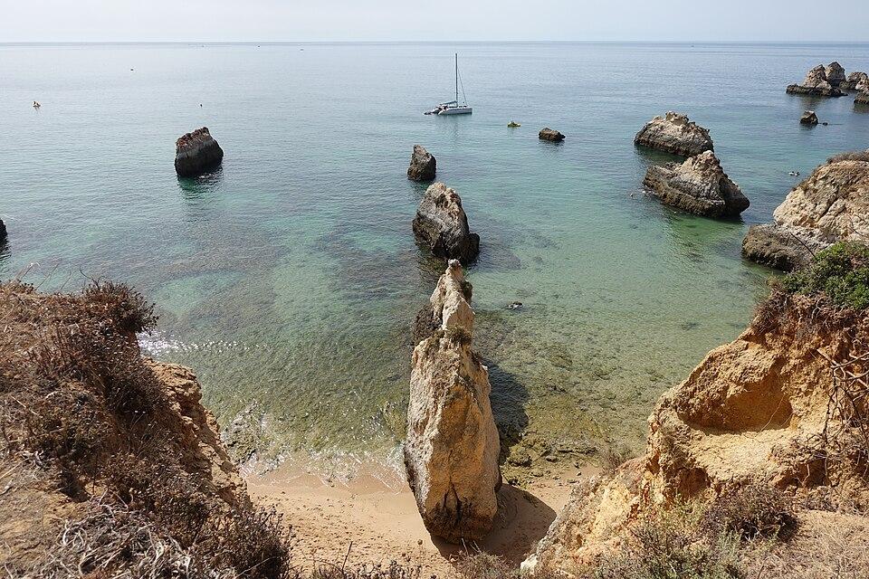 Praia do Alemão-stranden med klippiga klippor och turkost vatten i Portimão, Algarve, Portugal