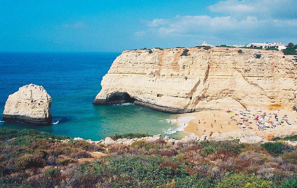Praia do Carvalho-bukten med turkost vatten och klippor nära Lagoa, Algarve, Portugal