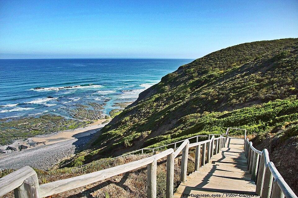 Praia do Vale dos Homens strand och trätrappa som leder till havet nära Aljezur, Algarve, Portugal