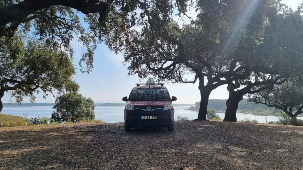Ocean Camper campervan ved en sø i Portugal