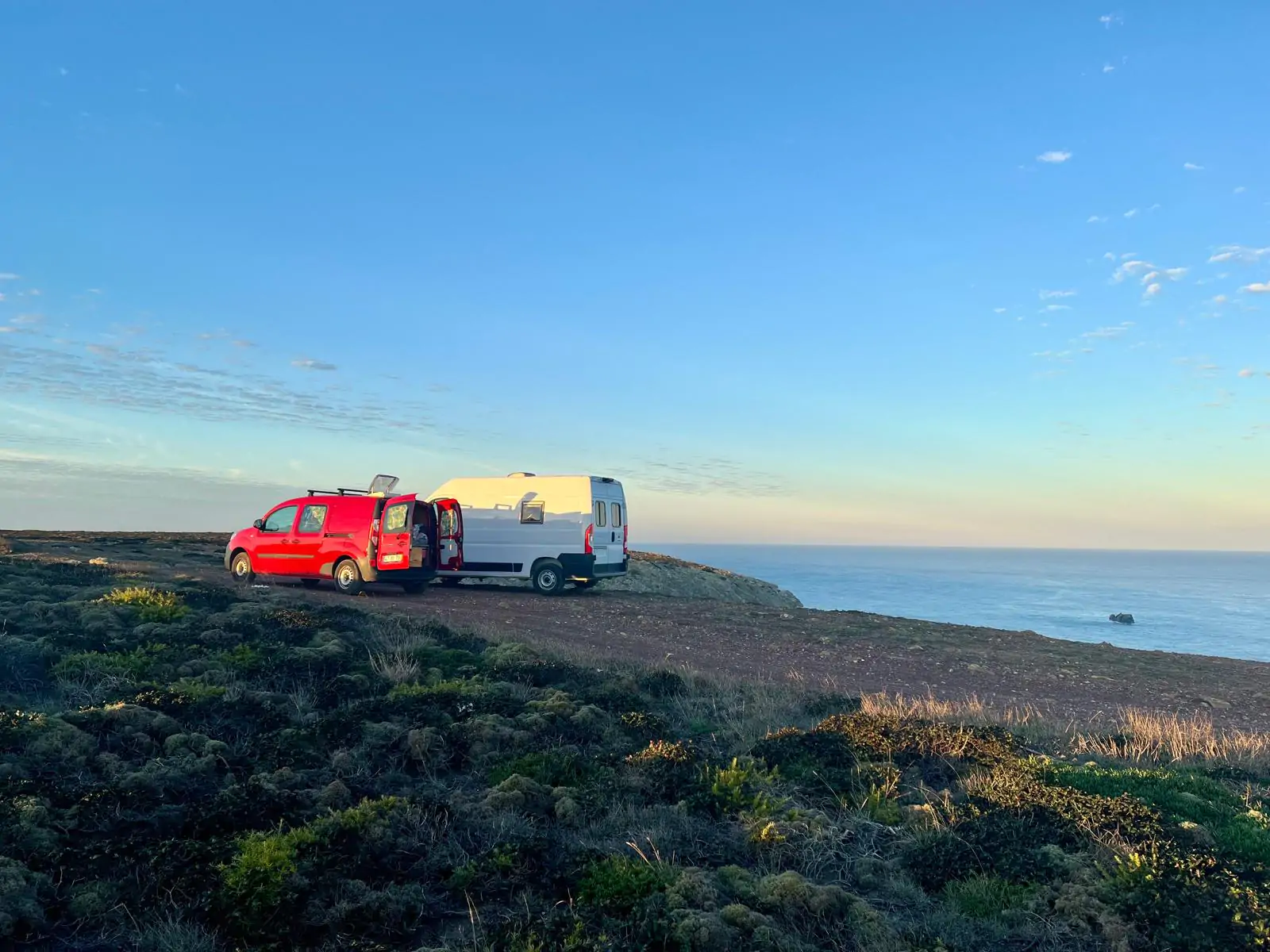 Ein Paar genießt einen Wohnmobil-Roadtrip an der Algarve 2026