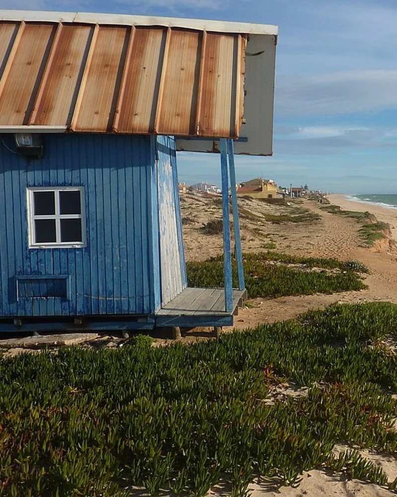 Praia e dunas da Praia de Faro no Algarve, a minutos do ponto de levantamento de autocaravanas da Ocean Camper em Faro