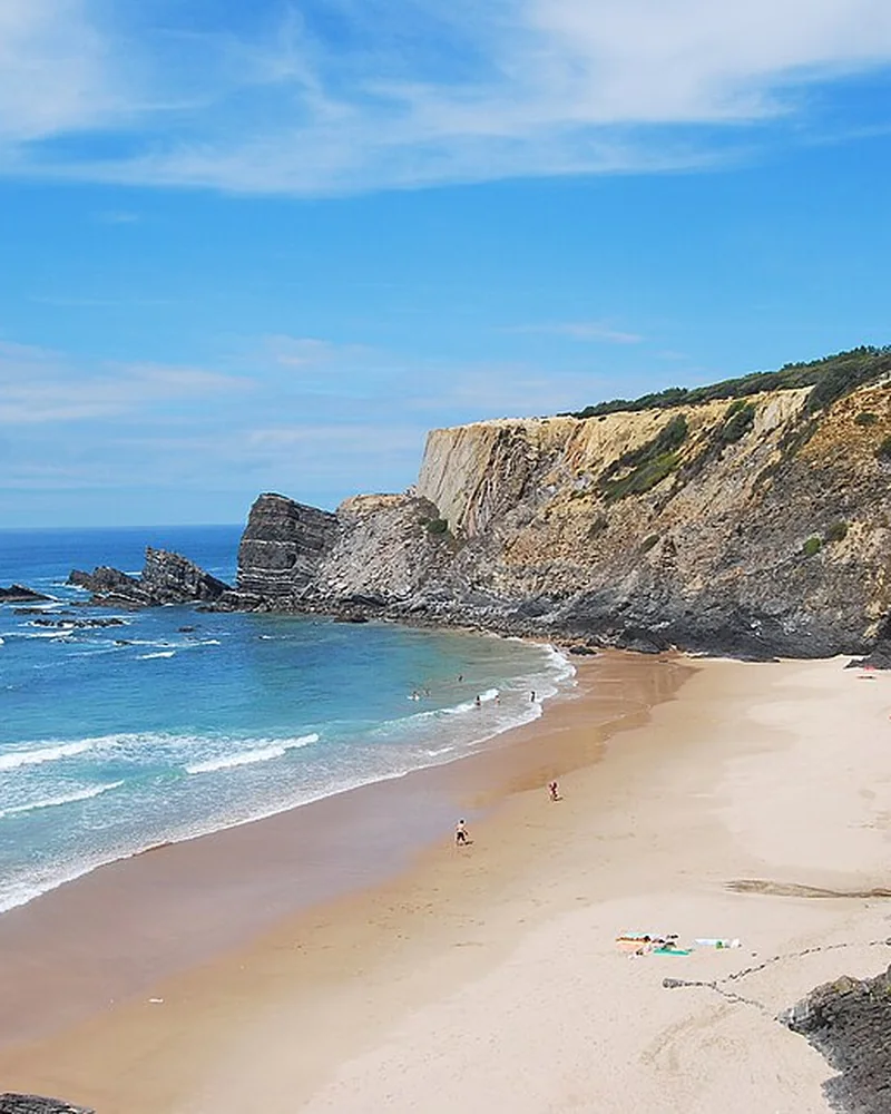 Praia atlântica deserta e falésias na costa alentejana, acessível a partir do ponto de levantamento de autocaravanas da Ocean Camper em Lisboa-Montijo