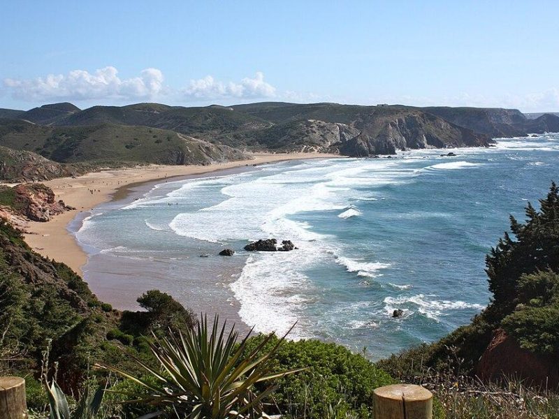 Amado Beach Carrapateira con un'ampia baia sabbiosa, diversi picchi di surf e scogliere frastagliate: uno spot per il surf in Algarve.
