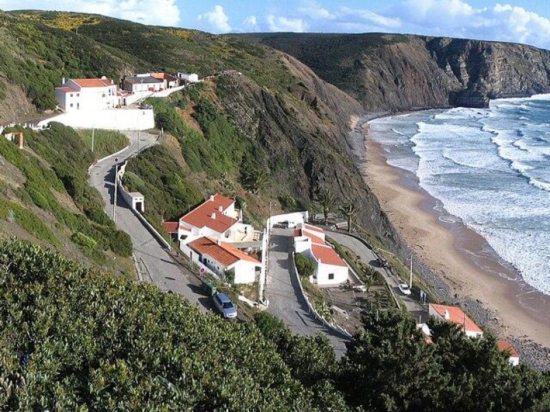 Arrifana Beach Aljezur con la sua lunga baia, le linee di surf e le alte scogliere: uno spot iconico della costa occidentale del Portogallo.
