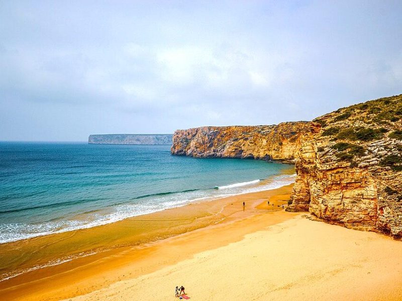 Beliche Beach Sagres con sabbia dorata, scogliere e linee di surf pulite - spot riparato per il surf in Algarve.