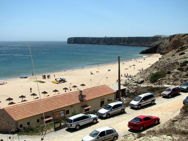 Mareta Beach Sagres con acque calme, litorale sabbioso e scogliere - spot riparato per il surf sulla costa meridionale dell'Algarve.