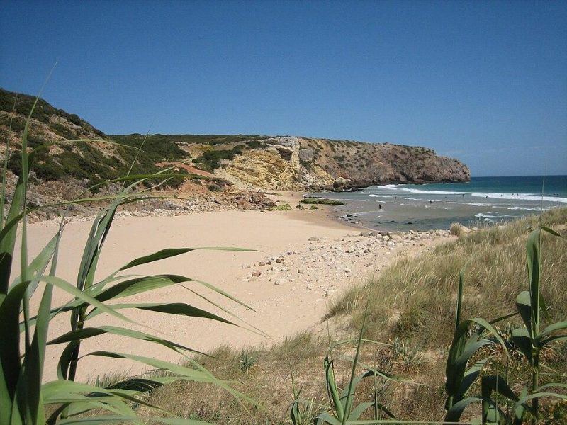 Zavial Beach Algarve, sulla costa meridionale, è uno spot per il surf con acque limpide, una baia sabbiosa e onde dolci: il luogo ideale per fare surf in Portogallo.